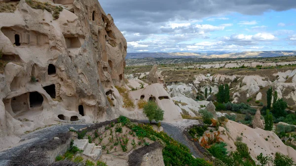 Cappadocia irreális világa. Színes Galamb-völgy. Uchisar falu található, Nevsehir tartomány Cappadocia régió Törökország, Ázsia. Utazási koncepció háttere — Stock Fotó