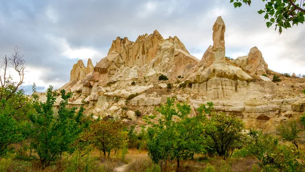 Paisaje de montaña en el valle de Pigeon en Capadocia, Turquía. Formaciones rocosas irreales de Capadocia —  Fotos de Stock