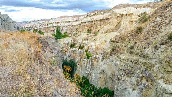 Berglandschaft im Taubental in Kappadokien, Türkei. Unwirkliche Felsformationen Kappadokiens — Stockfoto