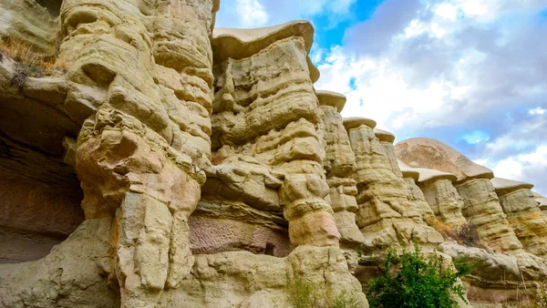 Berglandschaft im Taubental in Kappadokien, Türkei. Unwirkliche Felsformationen Kappadokiens — Stockfoto