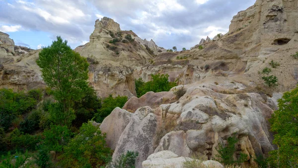 Paisaje de montaña en el valle de Pigeon en Capadocia, Turquía. Formaciones rocosas irreales de Capadocia —  Fotos de Stock