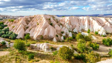 Türkiye 'nin Kapadokya kentindeki Pigeon Valley' deki dağ manzarası. Cappadocia 'nın gerçek dışı kaya oluşumları