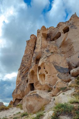 Kapadokya 'nın gerçek dışı dünyası. Renkli Güvercin Vadisi. Uchisar köyü, Türkiye 'nin Kapadokya bölgesinde Nevsehir ilinde yer almaktadır. Seyahat konsepti arka planı