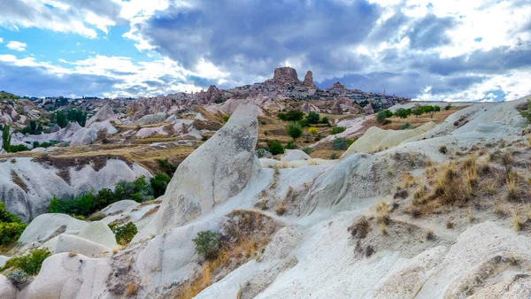 Paisagem montanhosa no vale do pombo na Capadócia, Turquia. Formações rochosas irreais da Capadócia — Fotografia de Stock