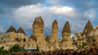 Türkiye 'nin Kapadokya kentindeki Pigeon Valley' deki dağ manzarası. Cappadocia 'nın gerçek dışı kaya oluşumları
