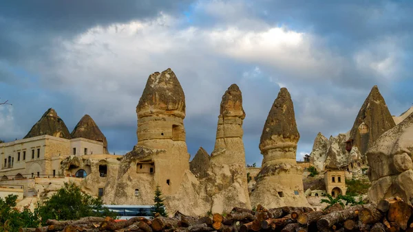 Türkiye 'nin Kapadokya kentindeki Pigeon Valley' deki dağ manzarası. Cappadocia 'nın gerçek dışı kaya oluşumları — Stok fotoğraf