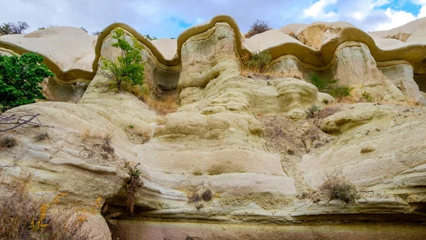 Türkiye 'nin Kapadokya kentindeki Pigeon Valley' deki dağ manzarası. Cappadocia 'nın gerçek dışı kaya oluşumları