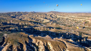 Kapadokya Kanyonlarında Sıcak Hava Balonu