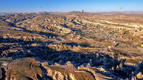 Globo de aire caliente en los cañones de Capadocia —  Fotos de Stock