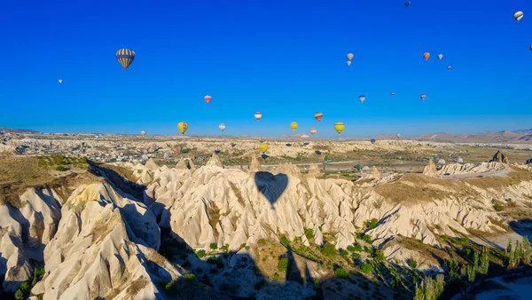 Kapadokya Kanyonlarında Sıcak Hava Balonu — Stok fotoğraf