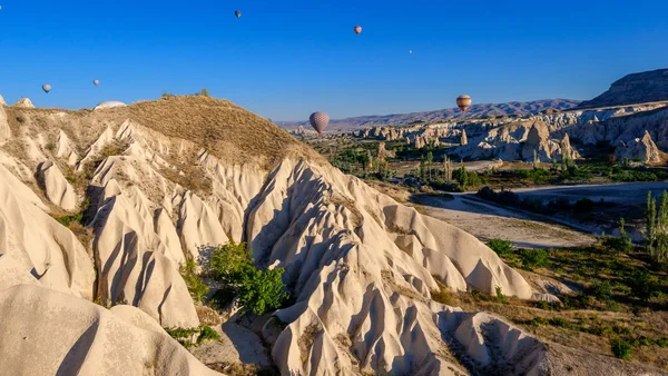 Globo de aire caliente sobrevuelo Cappadocaia Lanscape and Canyons, Turquía —  Fotos de Stock