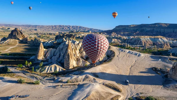 Globo de aire caliente sobrevuelo Cappadocaia Lanscape and Canyons, Turquía —  Fotos de Stock