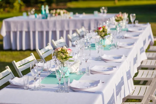 Tische für eine Party oder Hochzeitsempfang dekoriert — Stockfoto