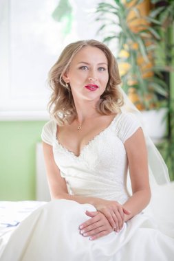 katta oturan ve çatık güzel esmer gelin