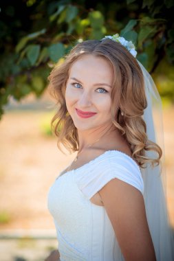 Genç gelin Park'ta yürüyordunuz. canlı renkler