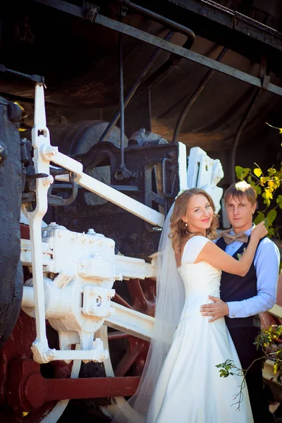 Mutlu evlilik çift eski buharlı lokomotif yakınındaki portresi — Stok fotoğraf