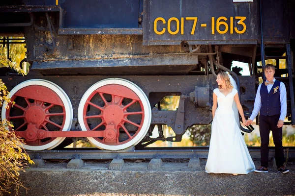 Güzel gelin düğün elbise damat sadece tren demiryolu evli — Stok fotoğraf