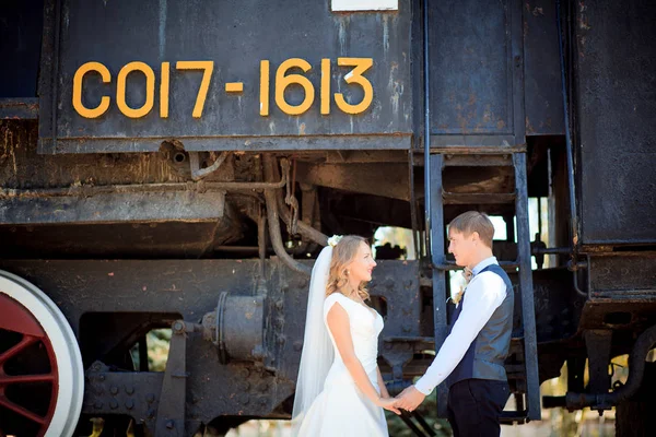 Mooie bruid in Wedding Dress bruidegom Married Just treinen Railroad — Stockfoto