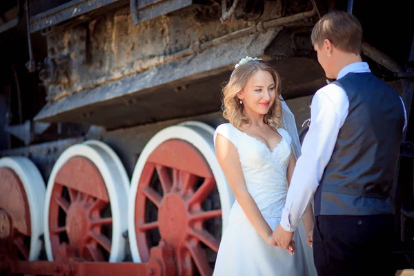 結婚式ドレス新郎の美しい花嫁ジャストマリッジ電車鉄道 — ストック写真