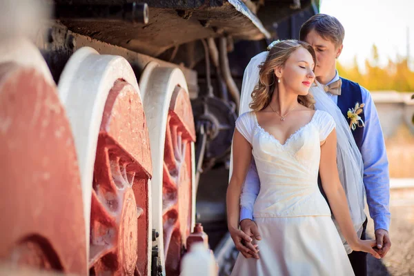Kép a menyasszony és a vőlegény az állomáson — Stock Fotó