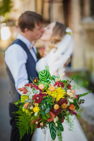 Sposa e sposo innamorati all'aperto — Foto Stock