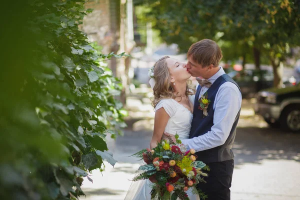 Bruid en bruidegom verliefd buiten — Stockfoto