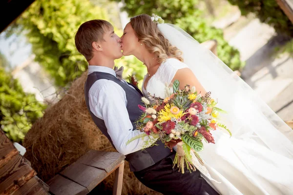 白いドレスと新郎のチョッキ立っている緑庭の花嫁 — ストック写真