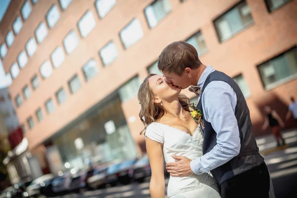 Šťastný ženich a nevěsta tančí na ulici — Stock fotografie