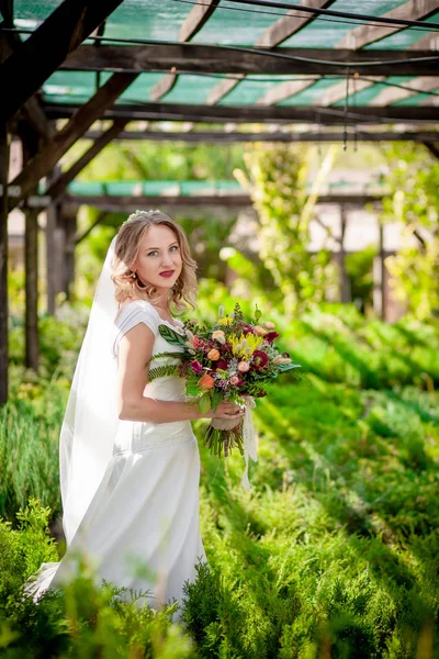 Belle mariée dans le jardin — Photo