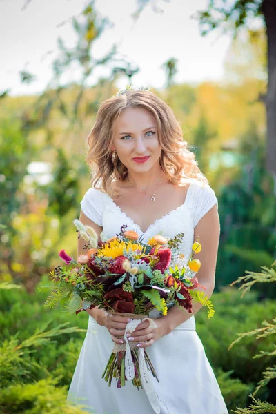 庭の美しい花嫁 — ストック写真