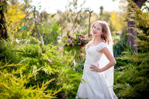 Bella sposa in giardino — Foto Stock