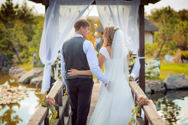 Boog van huwelijksceremonie, versierd met doek bloemen groen dennenbos — Stockfoto