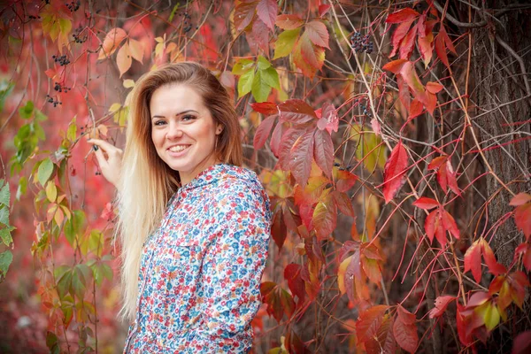 Mooie jonge blonde vrouw kleurrijke herfst portret — Stockfoto