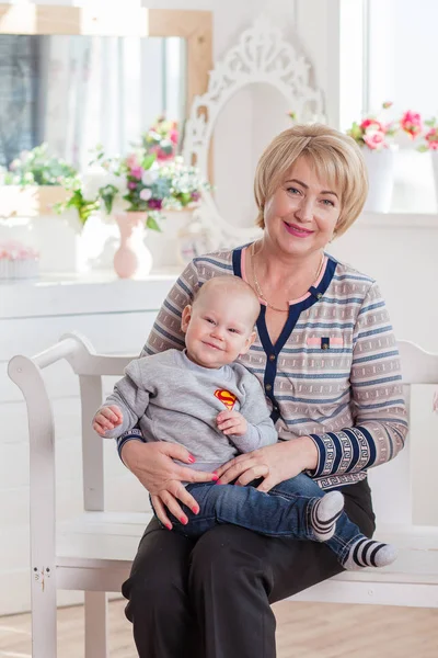 Primer plano retrato de verano de la abuela feliz con nietos —  Fotos de Stock