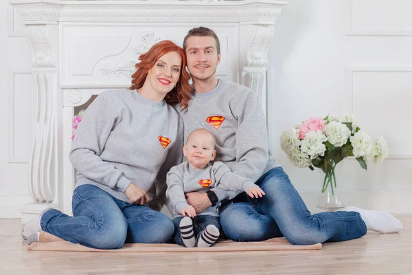 Familia feliz con hijo pequeño —  Fotos de Stock