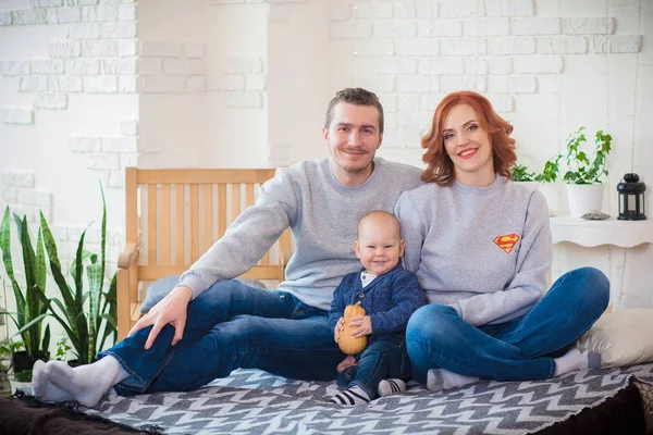 Preciosa familia feliz en el dormitorio pequeño niño —  Fotos de Stock