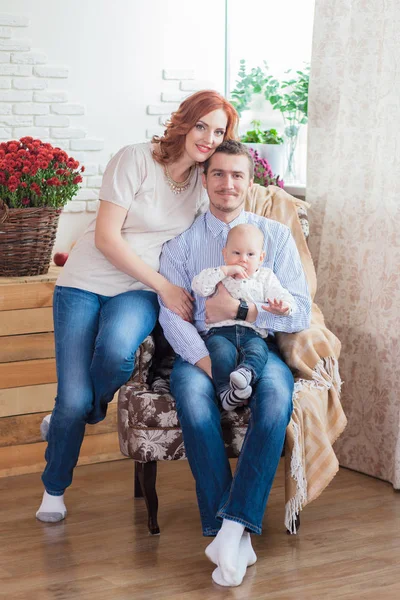 Familia feliz, posa en una silla interior del estudio —  Fotos de Stock