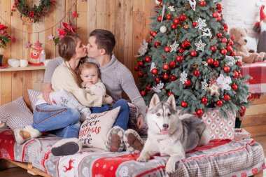 Mutlu bir aile ve bir köpek Siberian dış yapraklar Noel ağacı