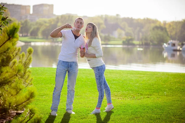 Soap bubbles Pregnant fun summer — Stock Photo, Image