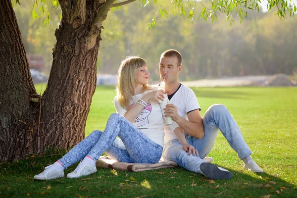 Beautiful Pregnant couple in the park — Stock Photo, Image