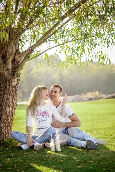 Dettaglio giovane coppia incinta davanti verde — Foto Stock