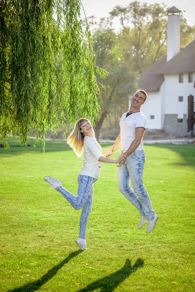 Young couple having fun with disc on a summer — Stock Photo, Image