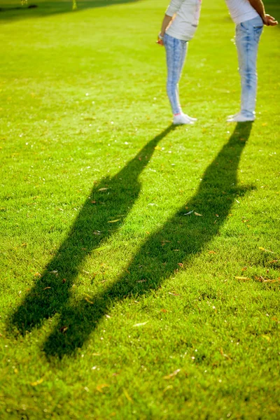 Shadow of Couple Kissing on Grass — Stock Photo, Image