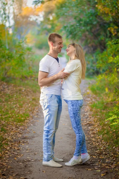 Il marito con la moglie incinta si trova su un'erba — Foto Stock