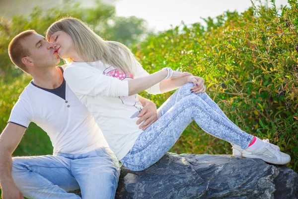 Man met de leugen van de zwangere vrouw op een gras — Stockfoto