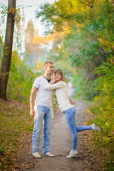 Jeune famille heureuse en été — Photo