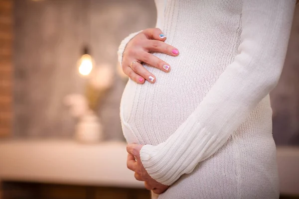 Gravid kvinna restaurang aftonklänning — Stockfoto