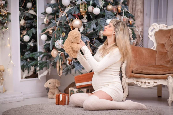 Donna incinta vicino a un albero di Natale — Foto Stock