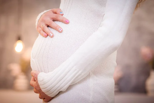 Terhes nő gyengédség, szeretet ölelés — Stock Fotó