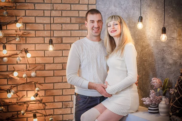 Zwangere vrouw tederheid, liefde van de omhelzing — Stockfoto